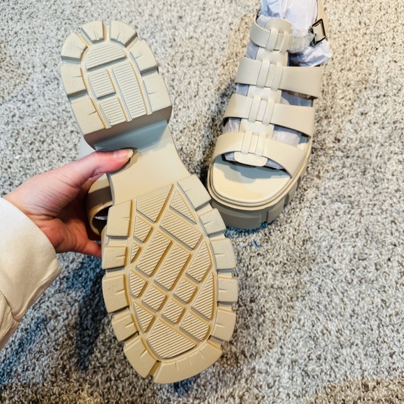 NEW Galaxy Off White Platform Sandals Chunky Lug Soles Size 11 Madden Girl - Picture 6 of 8